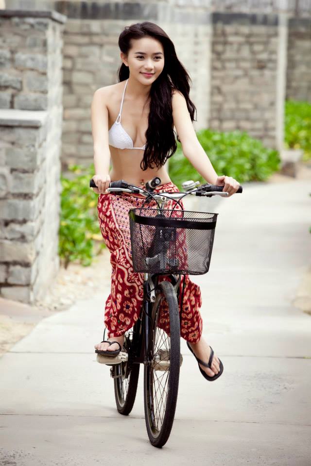 Phan Như Thảo - Lột áo đi xe đạp ra phố